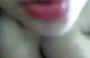 成熟的醉酒金发女郎诱惑一个年轻的邻居做爱