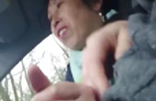 吸烟同时吃迷信自制的，老式拖拉机显示2009年