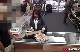 捆绑销售女同性恋者在树林里