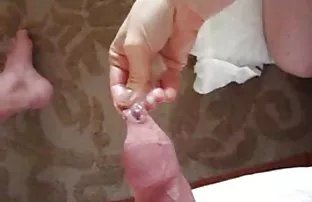 女孩strapon癌症女朋友通过在裤袜的一个孔