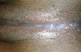 与一个黑人男子做爱后，一个苗条的女孩吃暨