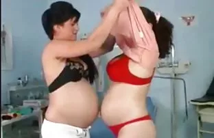 奴隶积极地舔舔这位年轻的俄罗斯情妇