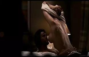 他带了一个年轻的旅行者到他的家里，并且干得很好